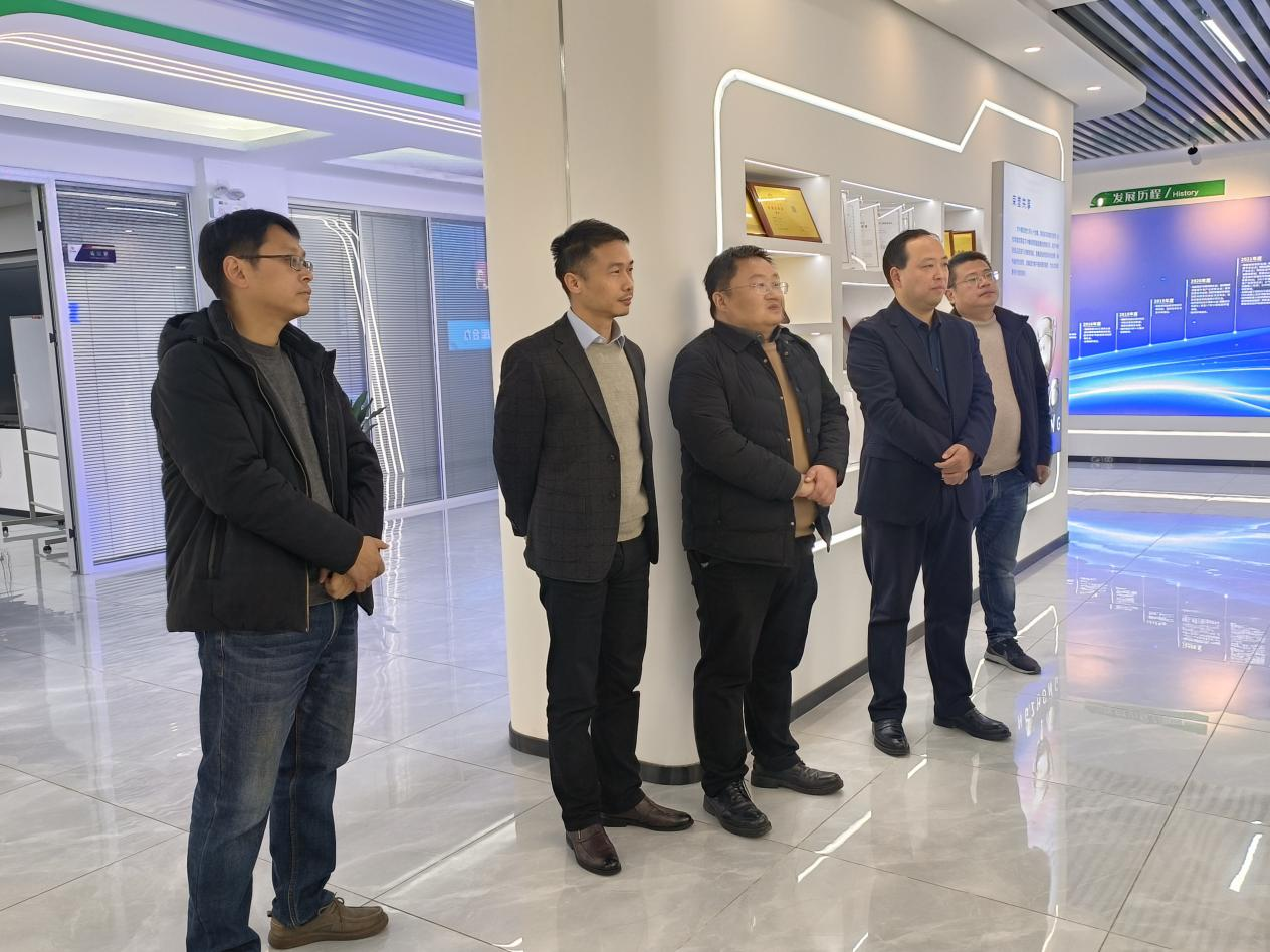 并肩同筑新時(shí)代，攜手共創(chuàng)新未來(lái)