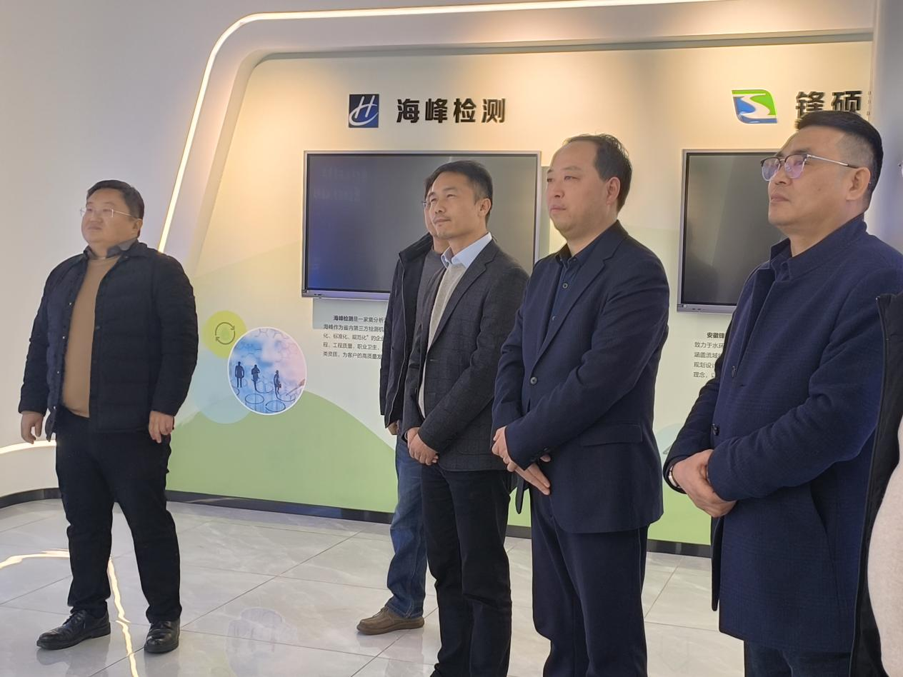 并肩同筑新時(shí)代，攜手共創(chuàng)新未來(lái)