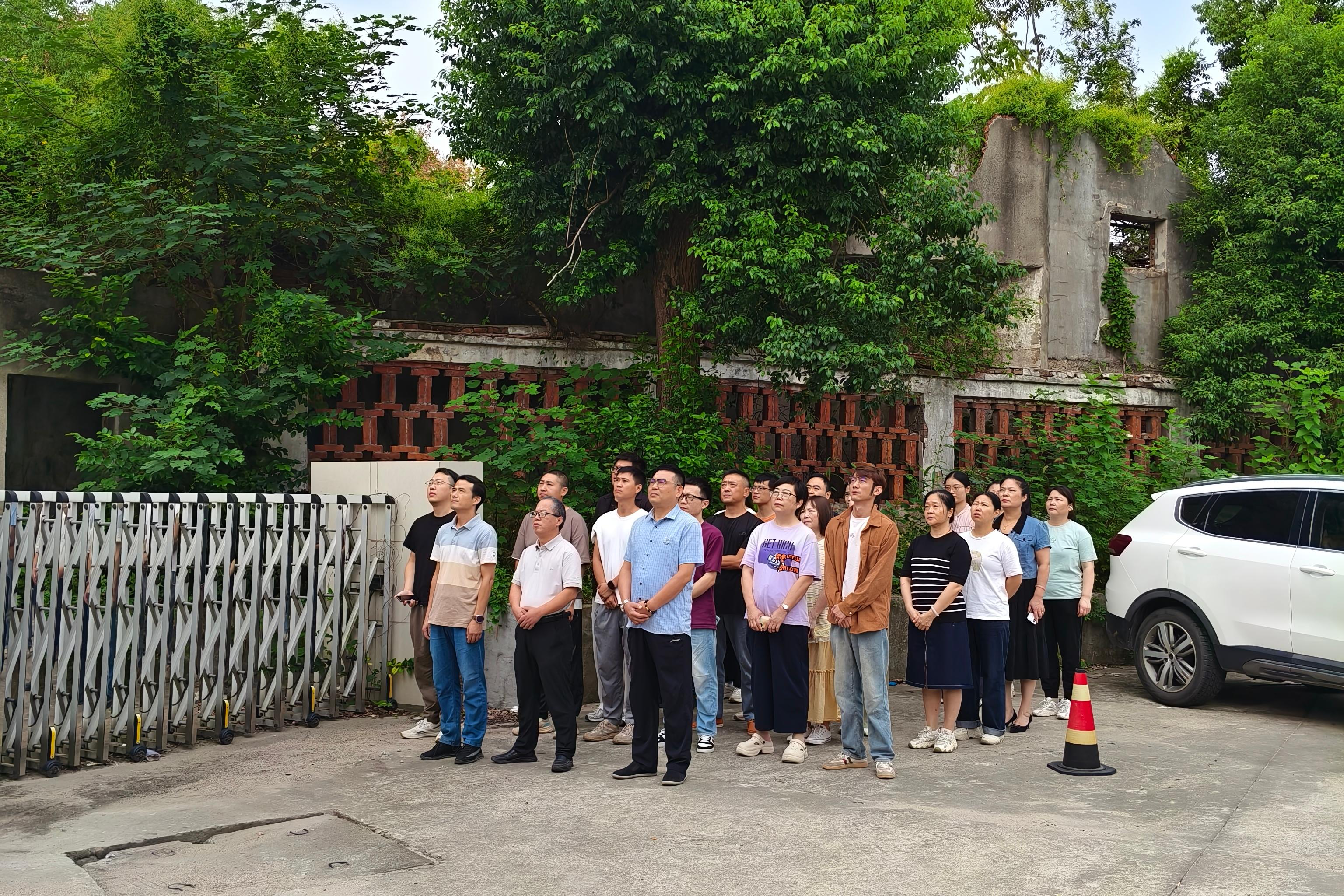 紅旗飄揚(yáng)迎國(guó)慶，初心如磐啟新程